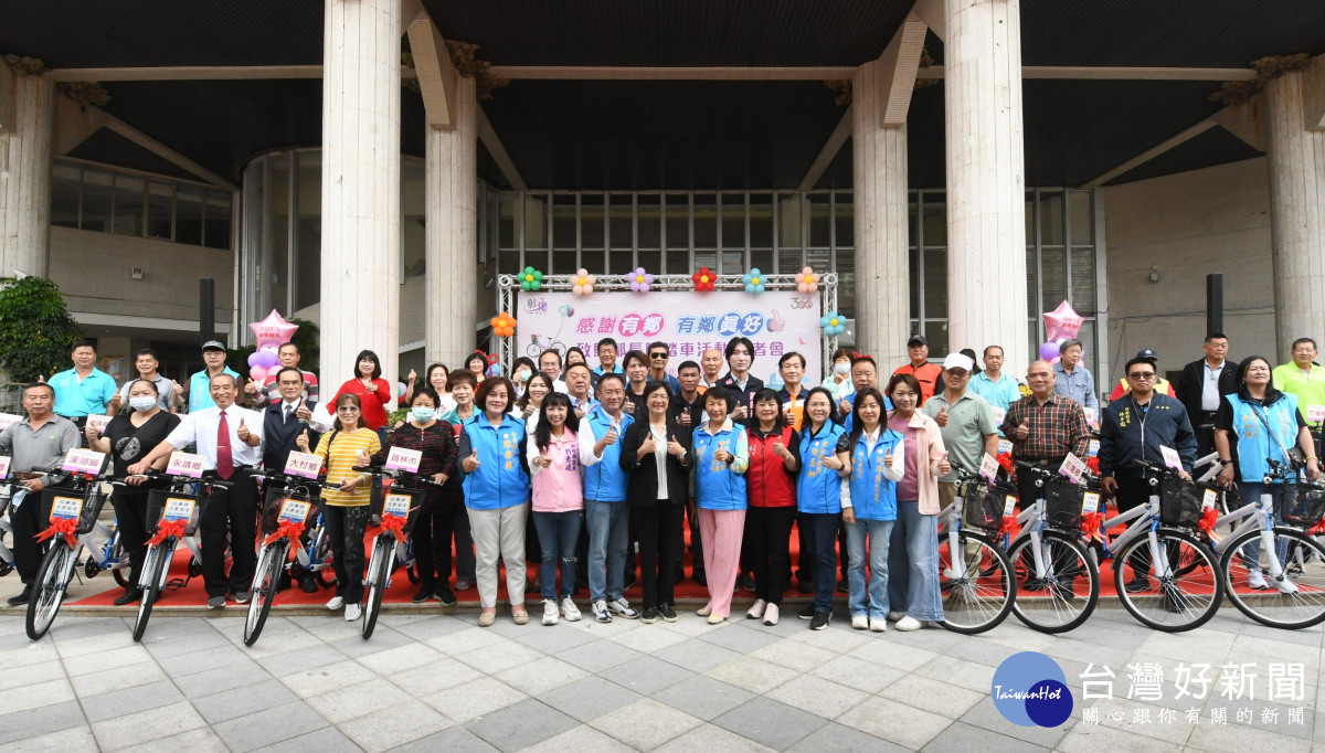 體恤基層鄰長辛勞，縣府致贈9215輛腳踏車代步。圖／記者鄧富珍攝