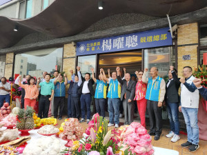 楊曜聰競選總部揭牌，數百民眾到場支持，現場鬧熱滾滾，氣勢如虹。圖／記者鄧富珍攝