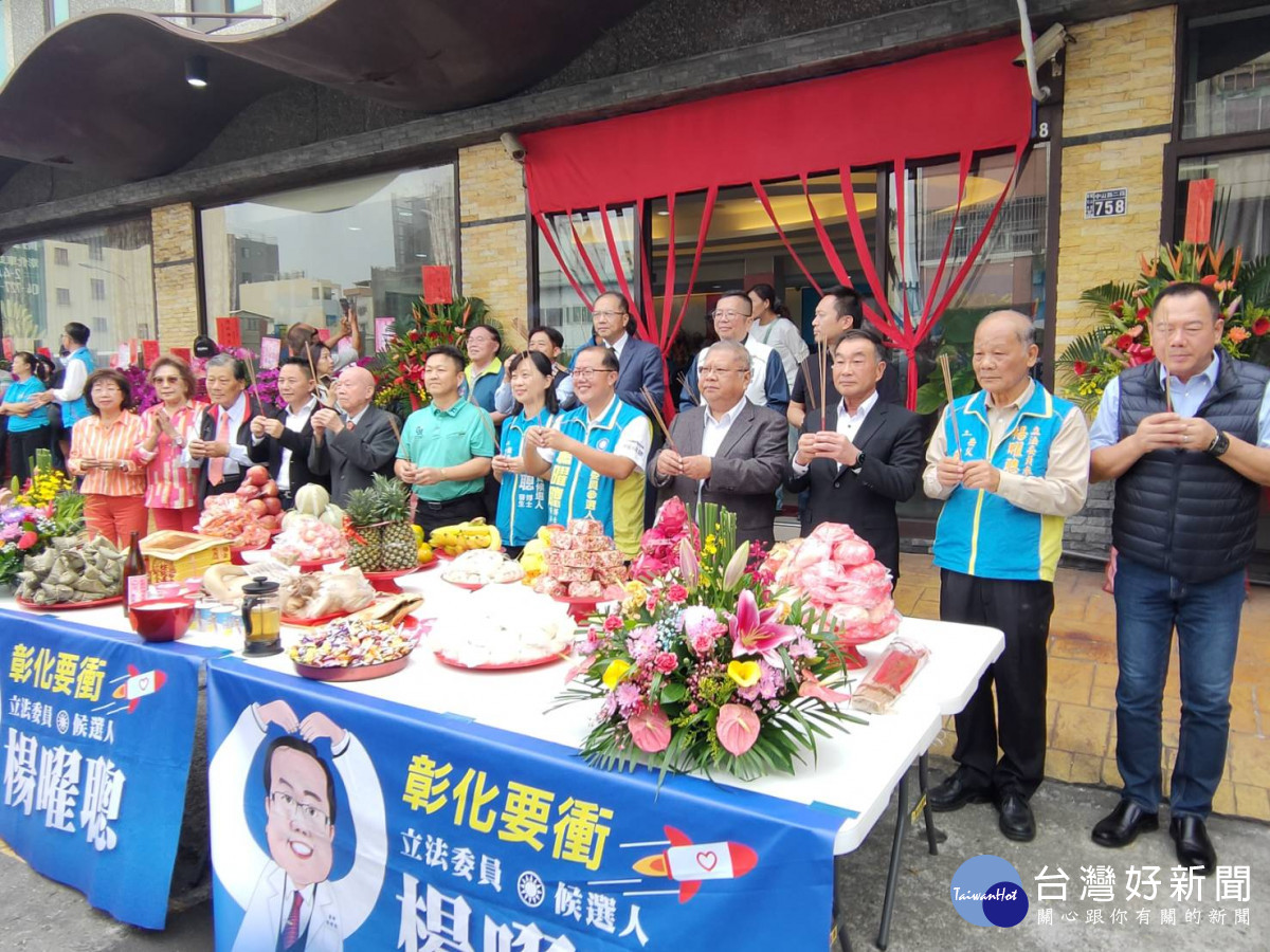 楊曜聰競選總部揭牌，數百民眾到場支持，現場鬧熱滾滾，氣勢如虹。圖／記者鄧富珍攝