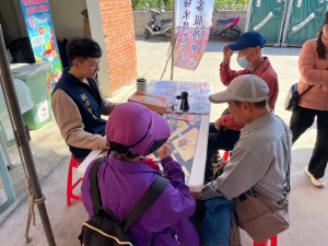 桃園仙草花節，楊梅警加強反詐宣導。