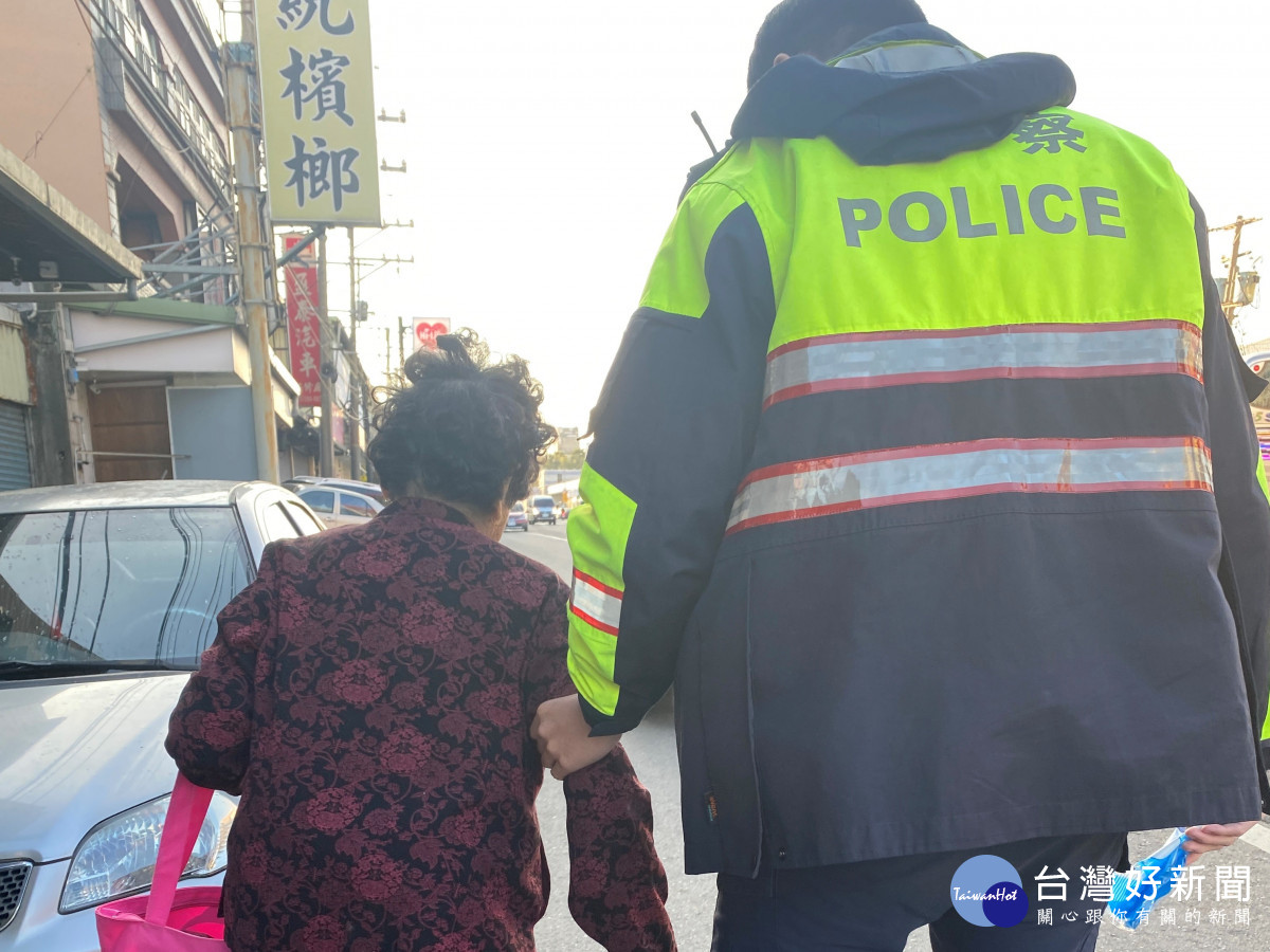 8旬嬤街頭赤腳奔跑，壢警掏腰包買拖鞋送回家。<br />
