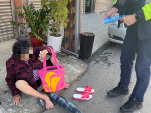 8旬嬤街頭赤腳奔跑，壢警掏腰包買拖鞋送回家。