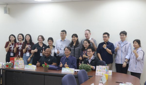 投商同仁歡迎佳賓到訪。（記者扶小萍攝）