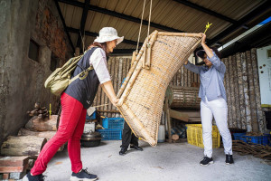 林淑菁(左)離鄉打拼逾30年，中年鮭魚洄游，在勞動部多元就業開發方案的幫助下，順利回到家鄉穩定就業。