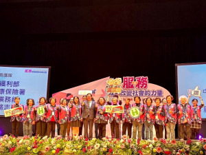 健保署北區業務組顧客服務志工隊獲行政院副院長頒發112年全國績優志工團隊獎