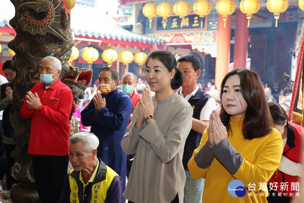 縣長許淑華偕立委馬文君專程前往參與獻午敬大典，虔誠獻禮祭拜。<br />
<br />
