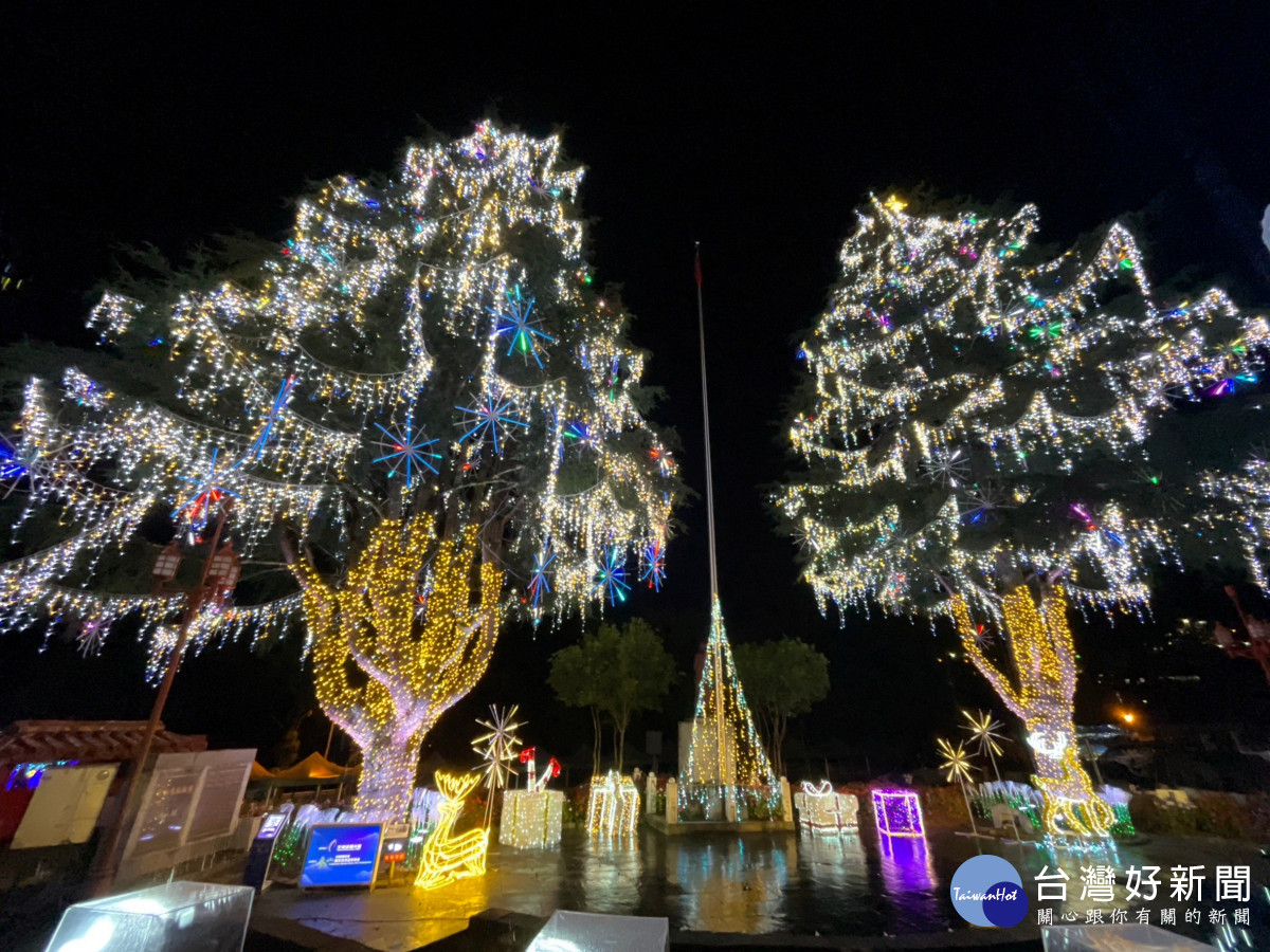 梨山賓館前、全台最高的28公尺雪松耶誕樹點亮璀璨燈飾。