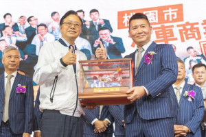市長致贈禮品，期許新任理事長徐立昇帶領公會成員繼續努力。