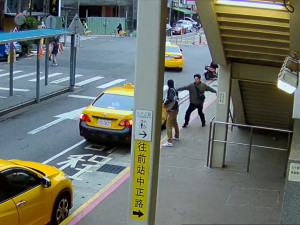 中壢警上班途中目擊搶案，機警尾隨6分鐘內破搶案。