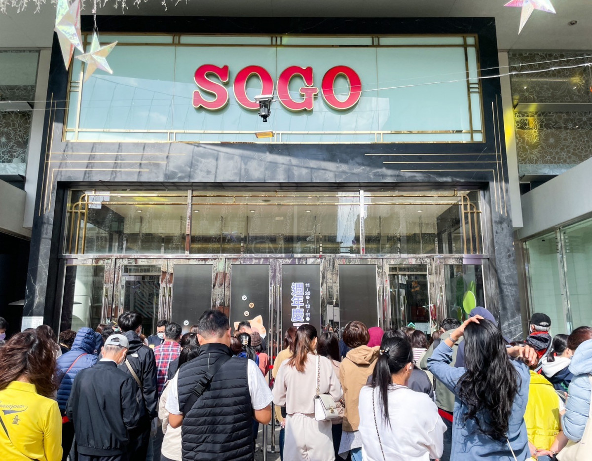 新竹SOGO週年慶開打，還沒開店已有大批民眾在大門外排隊。
