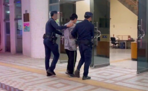 警方將行兇的洪男帶回偵訊／陳致愷翻攝