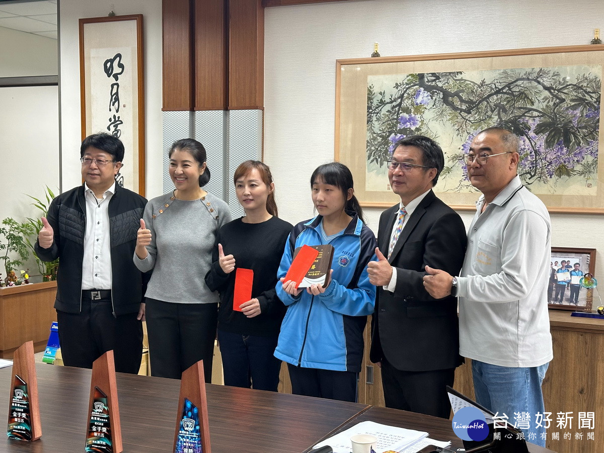 投高教育基金會董事長張正岳（左一）贈獎勵金給予鼓勵。（投高提供）