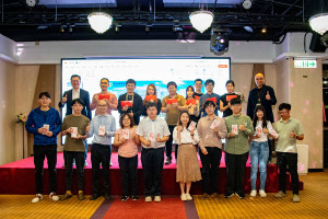 感恩節餐會現場抽獎10支iPhone 15，大家嗨翻天；陳穆寬總院長（後排左一）霸氣提供。圖／彰基醫院提供