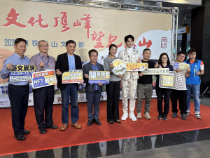 許縣長與王品澔林榮森等來賓揭序幕。（記者扶小萍攝）