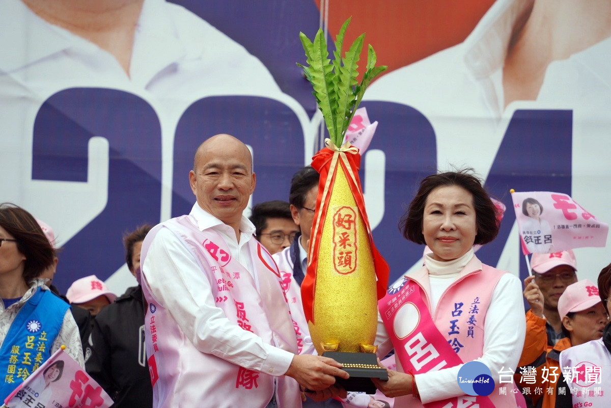 前高雄市長韓國瑜致贈好彩頭，預祝呂玉玲高票連任。
