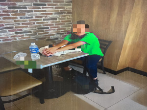 聖亭路的超商內用餐區尋獲沈女。（服裝經變色處理）