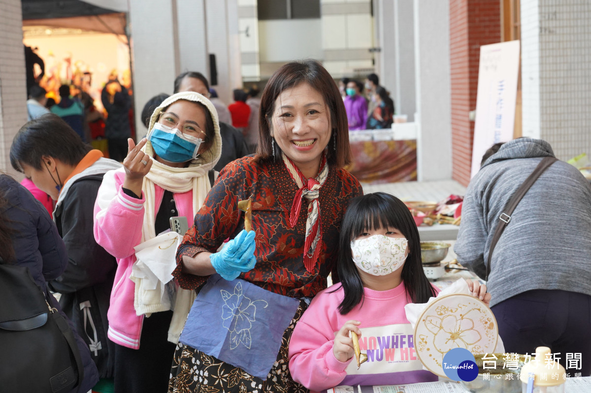 桃園市政府新住民聯合服務中心舉行桃園新住民文化市集x特展活動，活動共吸引了500名民眾前來參與。 