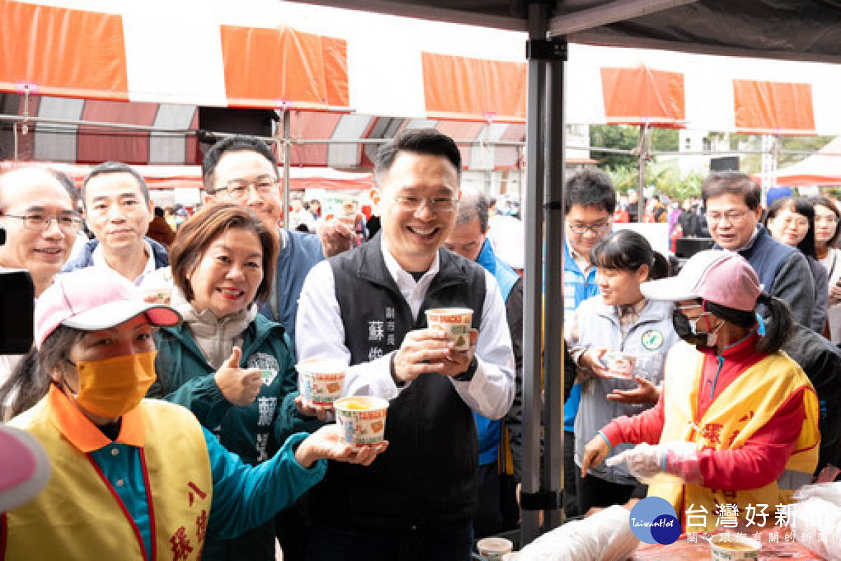 蘇副市長逛攤位、品嚐地瓜料理。