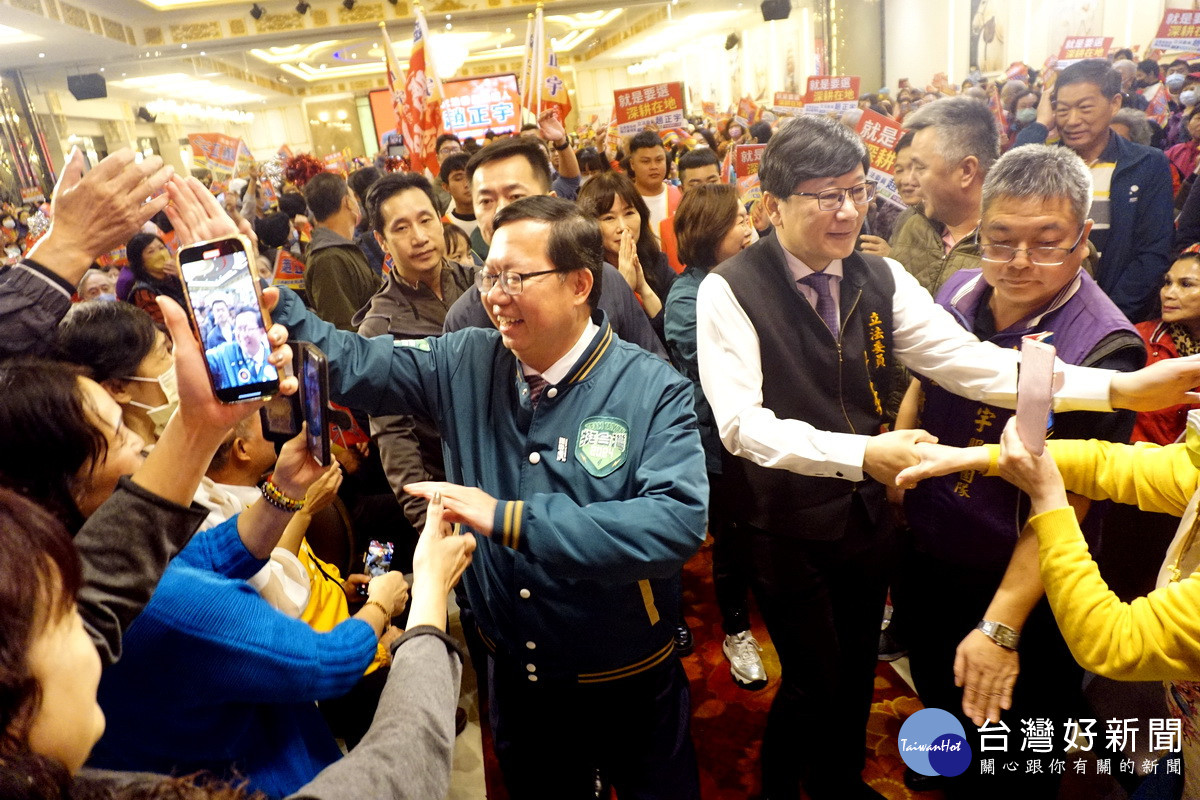 行政院副院長鄭文燦陪同趙正宇大進場，受到支持者夾道歡迎。