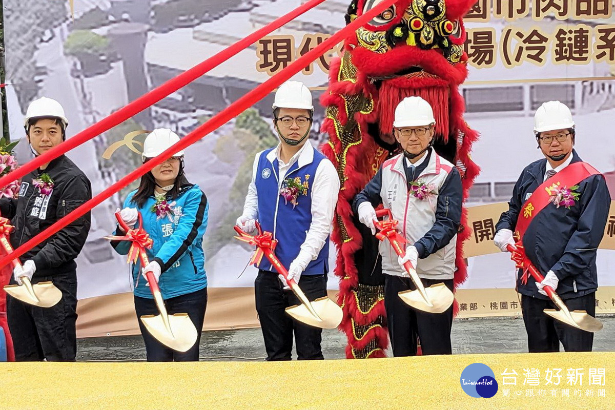 行政院副院長鄭文燦、桃園市副市長王明鉅與貴賓們持鏟動土。
