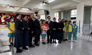 福德國小學生公益捐贈予慈濟基金會歡懷社會。圖／記者鄧富珍翻攝