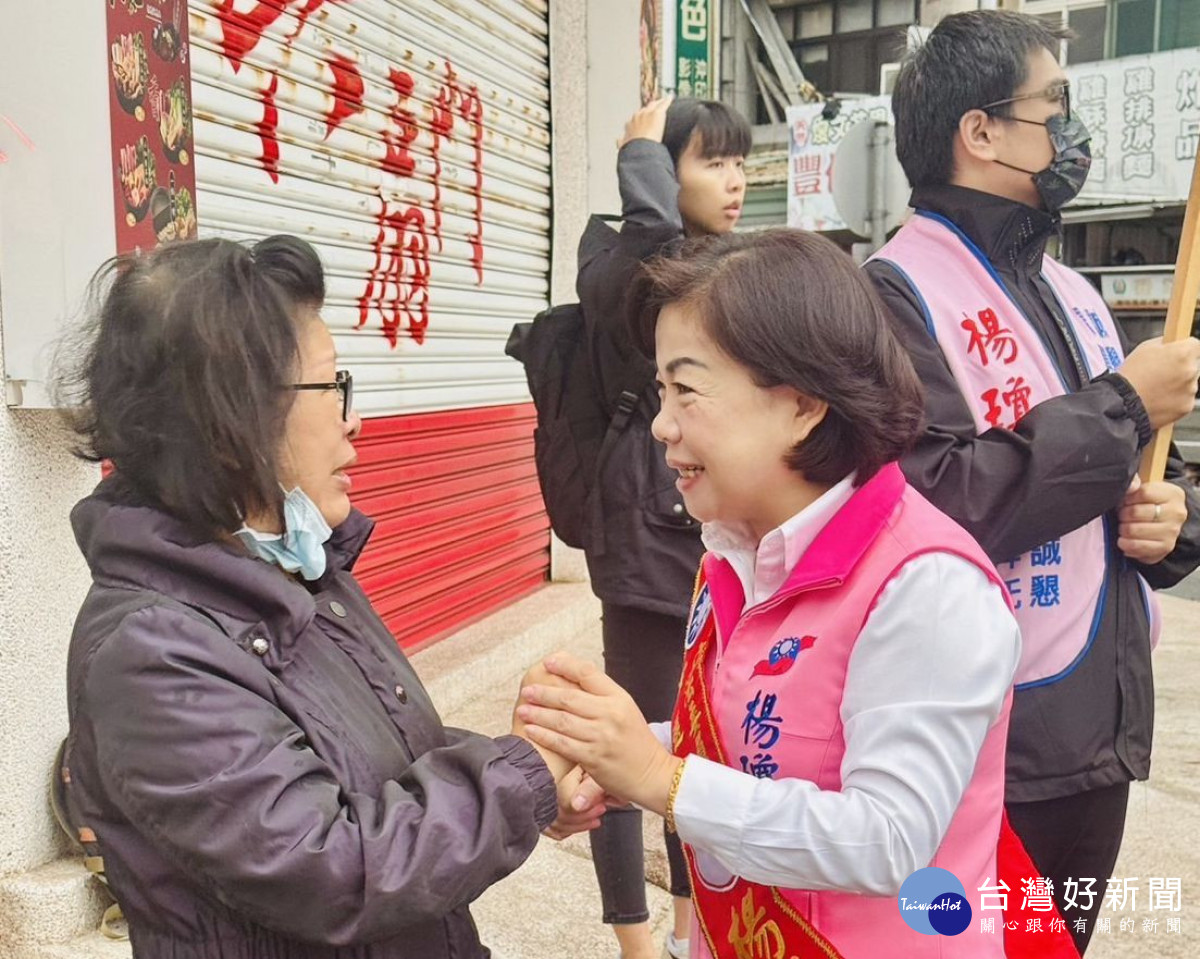 台中市第三選區國民黨立委候選人楊瓊瓔向民眾拜票懇託。