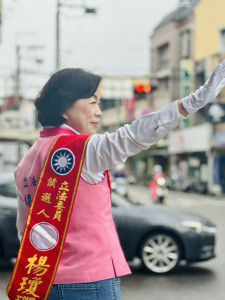 台中市第三選區國民黨立委候選人楊瓊瓔向鄉親朋友揮手鞠躬。
