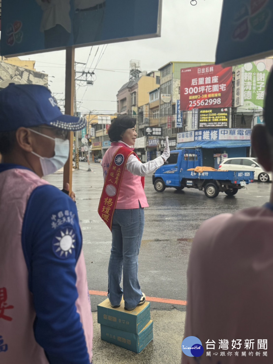台中市第三選區國民黨立委候選人楊瓊瓔路過的騎士懇託尋求支持。