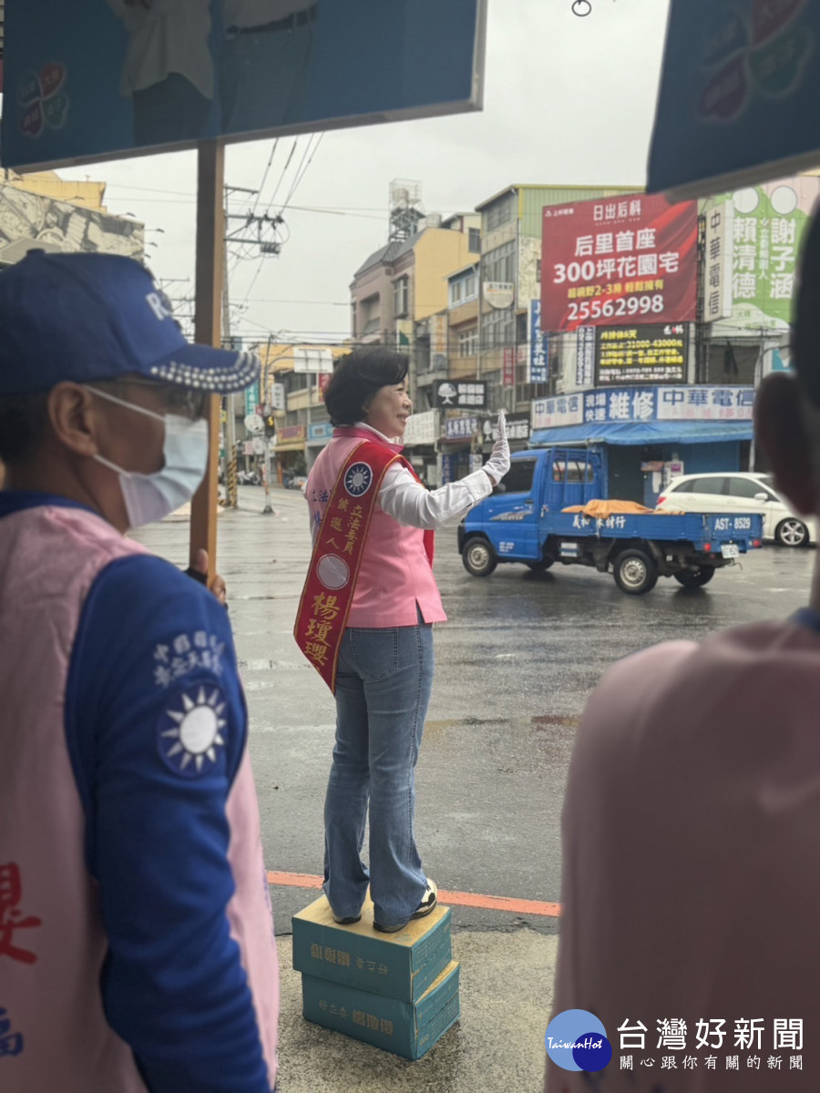 台中市第三選區國民黨立委候選人楊瓊瓔路過的騎士懇託尋求支持。