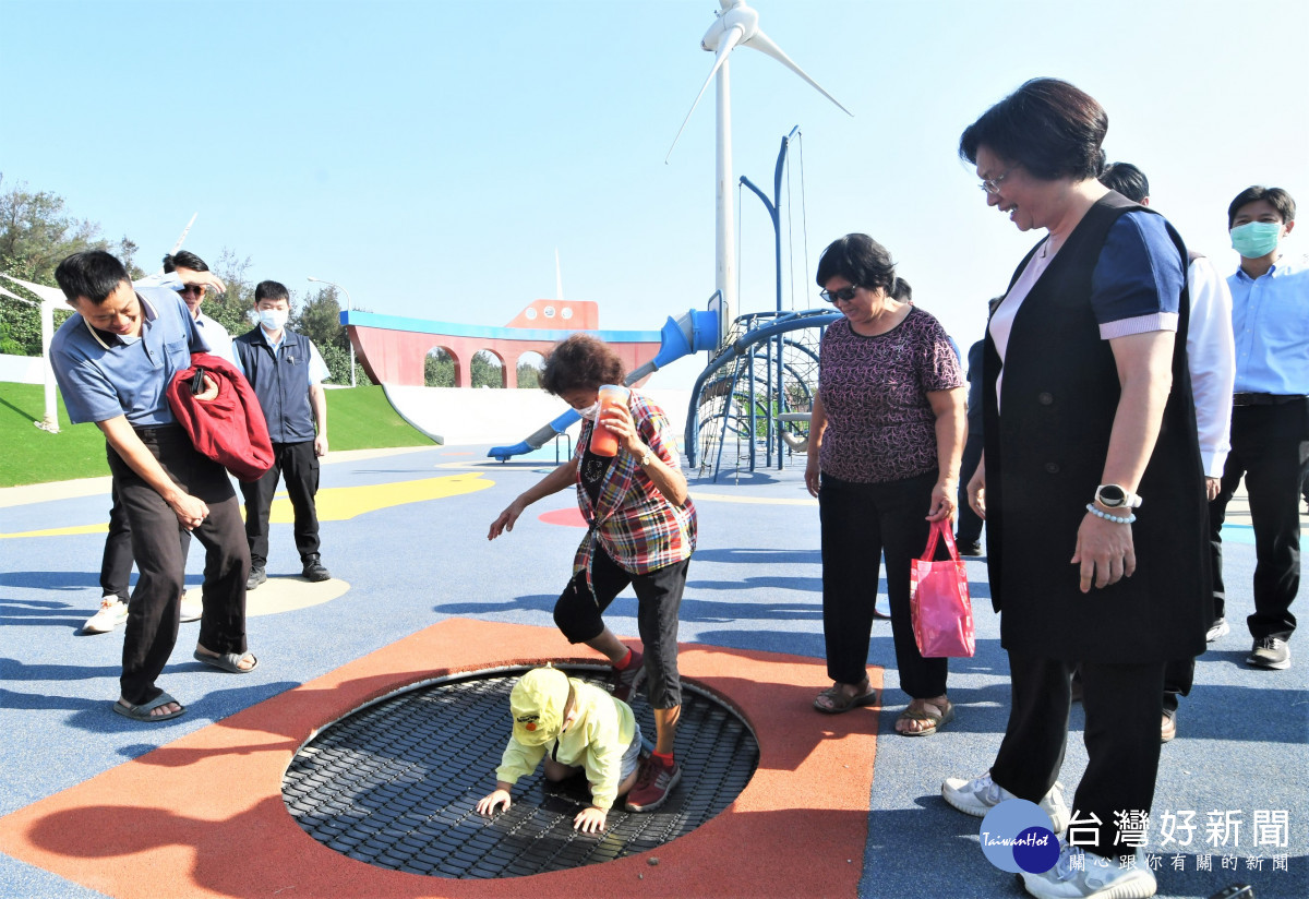 西濱慶安水道旁新公園現況，日前縣長視察。圖／記者鄧富珍翻攝