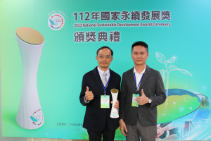 環保局副局長商文麟(左)代表出席領獎