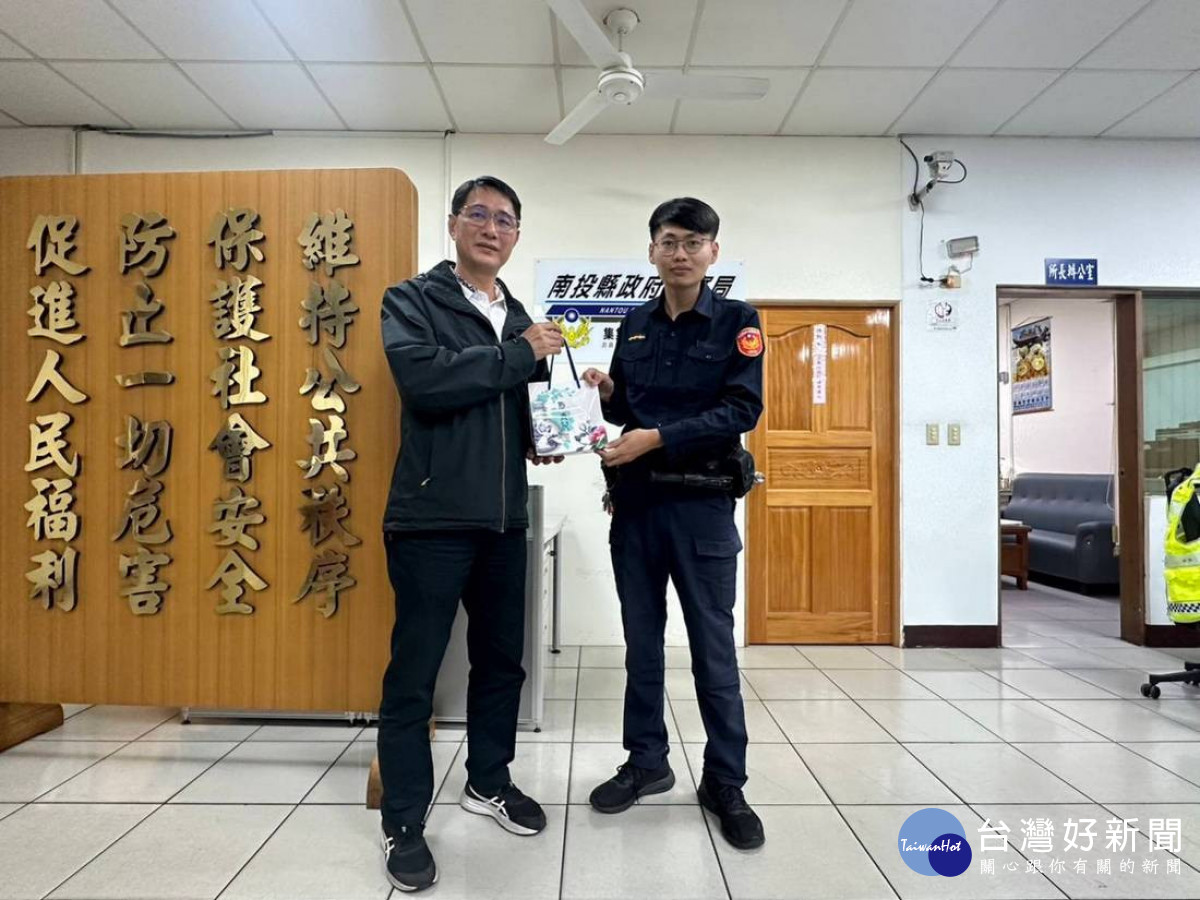 分局長劉千祥關心慰問員警身體受傷狀況。<br />
<br />
