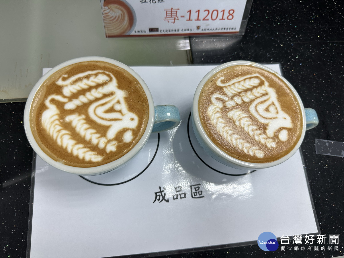 拉花選手各見創意，景文科大蘇楷翔拉出孫悟空圖樣。（記者扶小萍攝）