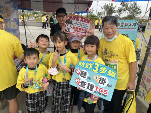 「民雄打詐隊」在路跑賽現場實施犯罪預防宣導／警方提供