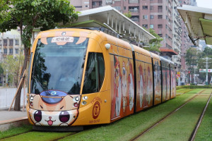 ▲輕軌期間限定「柑橘號」上路。