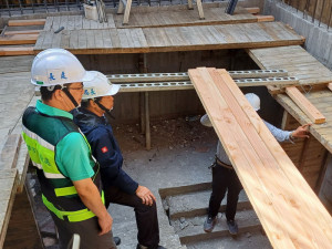 ▲高市勞工局假日突檢大樓工地，督促營造作業主管應在場執行職務。
