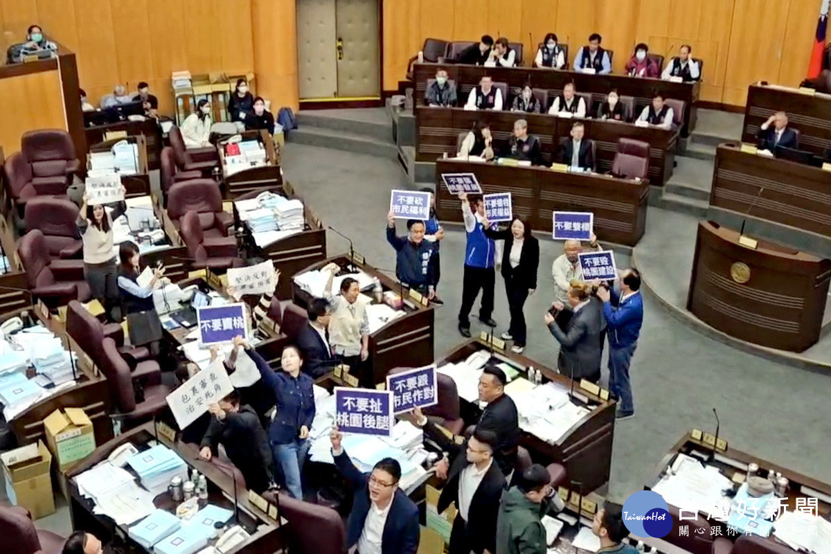 桃議會預算審查爆衝突，藍綠議員於議事堂上持牌大呼口號相互嗆聲。