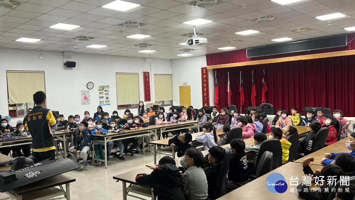 楊梅國小舉辦校外教學帶領2年級共約250名同學，參訪楊梅警分局。