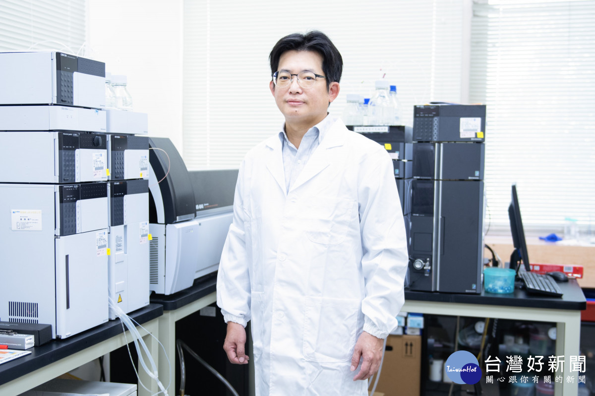 中原大學特聘教授張雍研發「抗凝血型減除白血球過濾科技」，開發國產自製白血球過濾器，造福病患。