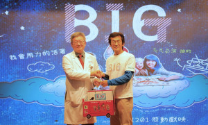 ▲魏德聖代表致贈聖誕節玩具車造型的「BIG公益勇士大禮包」給羅傳堯副院長。