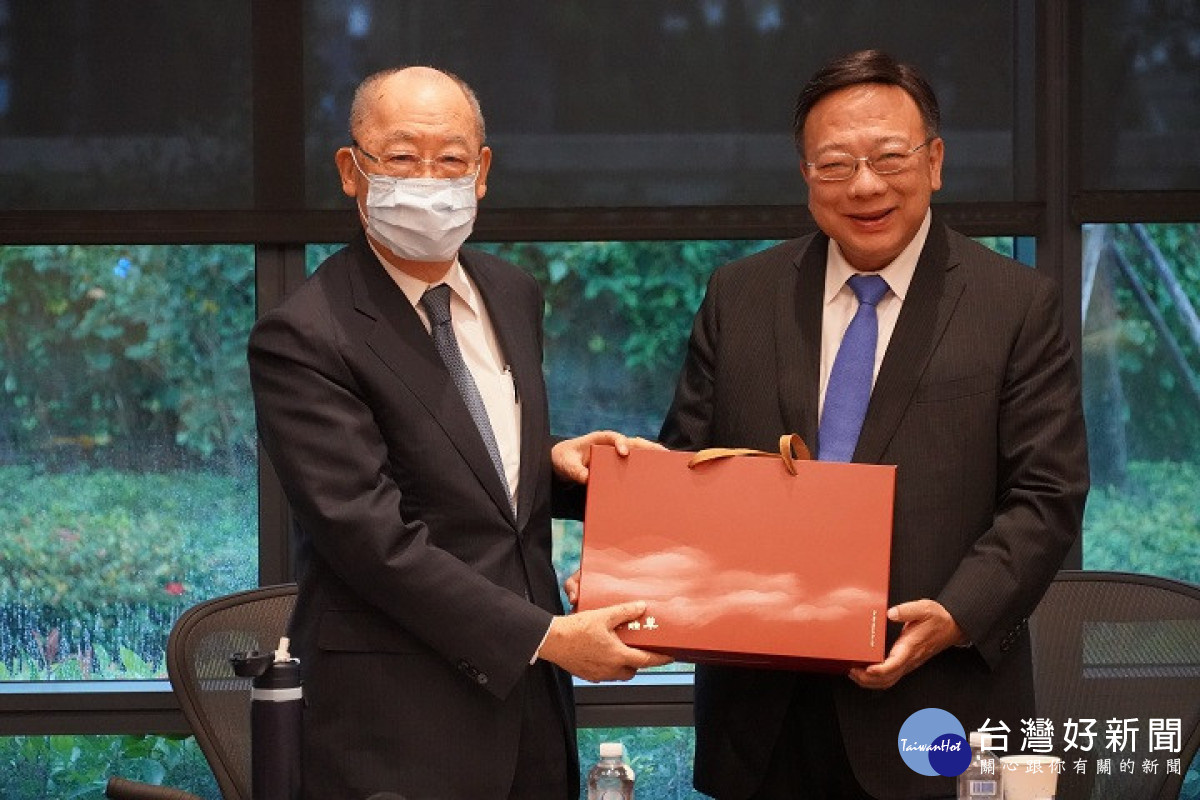 中華大學校長劉維琪（右）致贈禮品給榮譽書院長錢復，感謝長期給予書院協助。