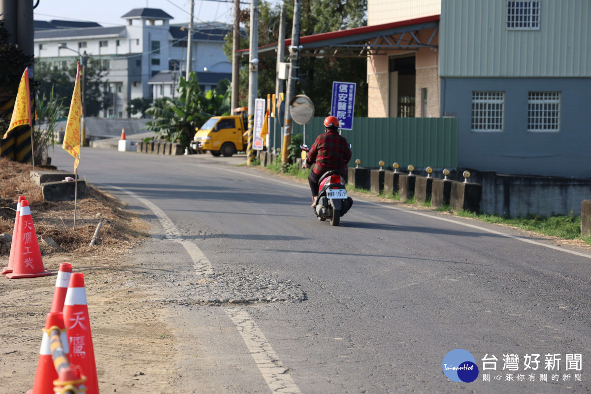 斗南鎮雲82線因道路年久失修，逐漸產生路面龜裂、平整度下降等狀況，影響民眾通行安全／林詩涵翻攝