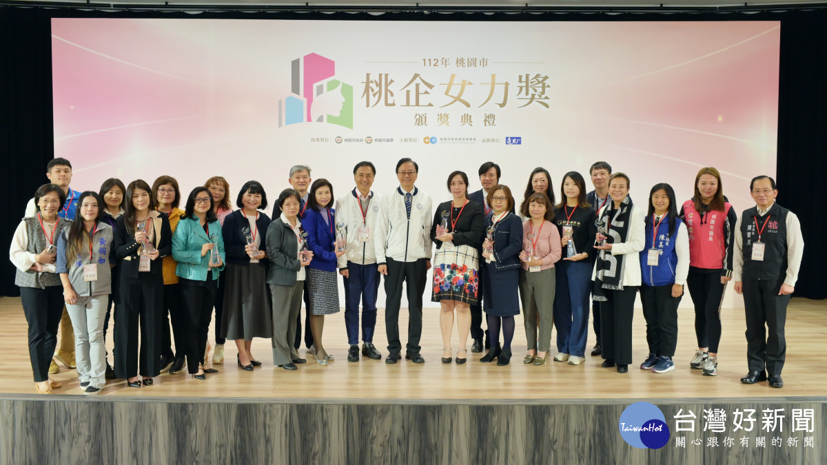 桃園市長張善政親、貴賓與所有獲獎者合影留念。<br />
