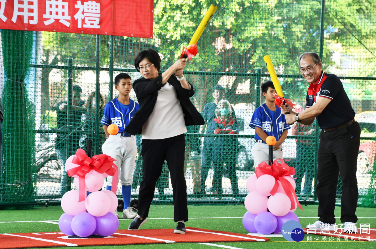 縣長王惠美親自揮棒開球，宣告光電棒球場正式啟用。圖／彰化縣政府提供