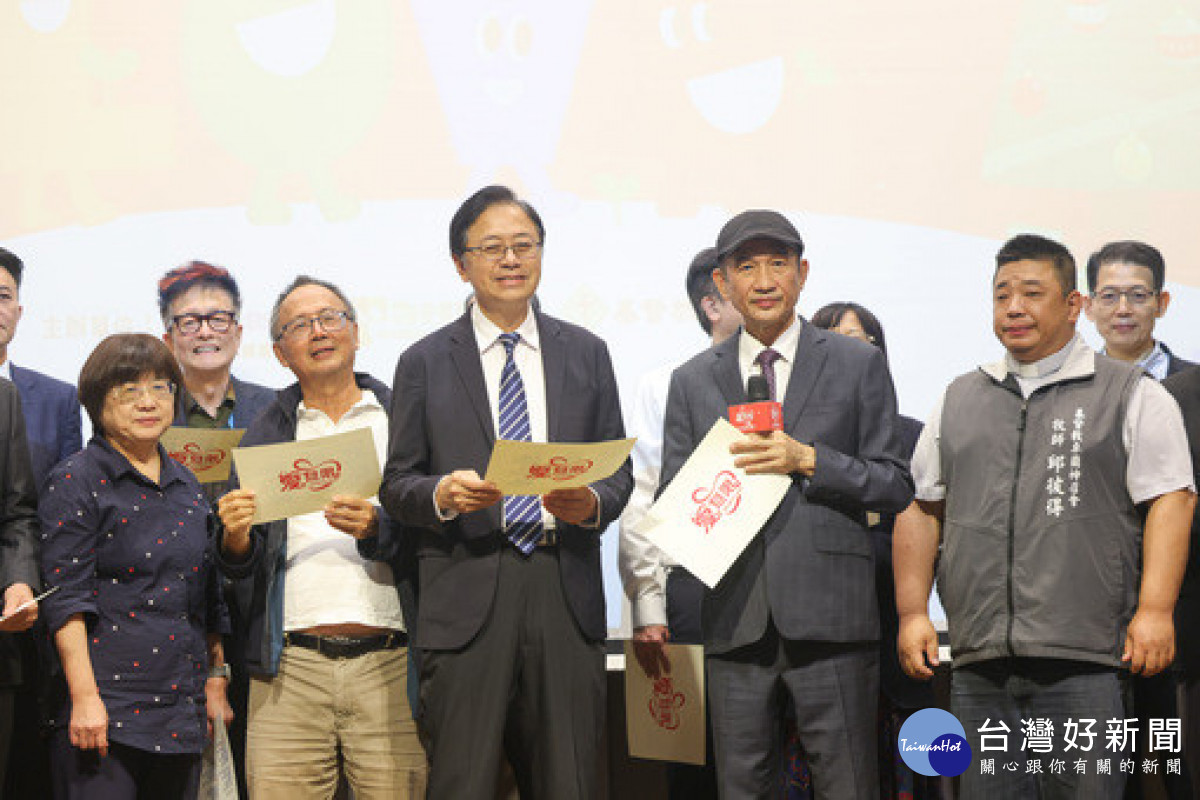 市長在牧師的帶領下，獻唱詩歌、為城市禱告。