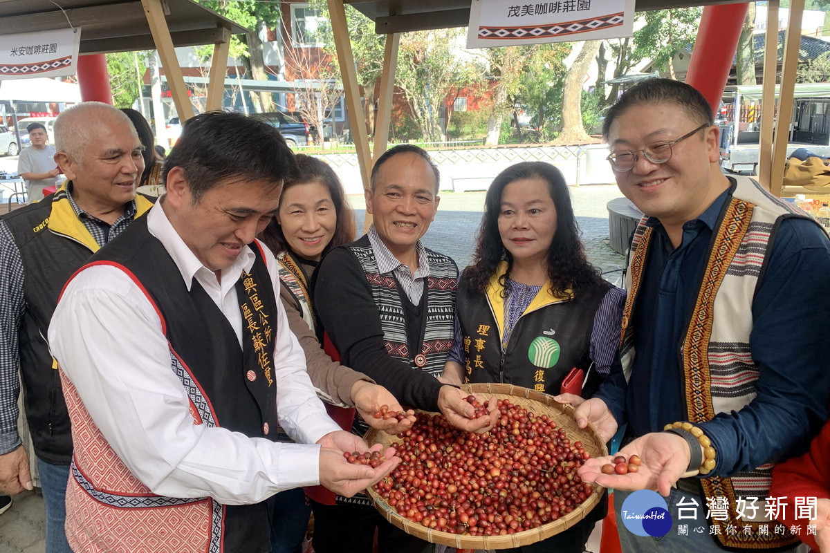 桃園市政府農業局長陳冠義、復興區長蘇佐璽共同為復興咖啡行銷。