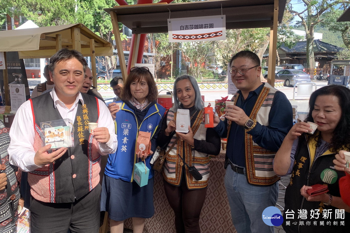桃園市政府農業局長陳冠義、復興區長蘇佐璽共同為復興咖啡行銷。