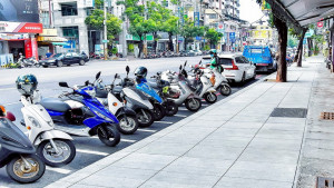 ▲高市楠梓火車站前建楠路及楠梓新路人行道完成改善。