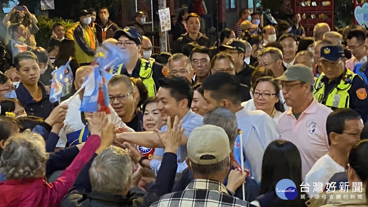 台北市長蔣萬安攜手楊瓊瓔大進場，鄉親夾道歡迎、爭相握手。