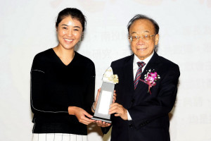 許縣長頒文學貢獻獎予簡榮聰老師。（縣府提供）